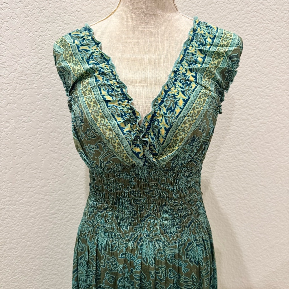 Green Paisley Maxi Dress with V-Neck and Elastic Waist and Sleeveless Design. - Picture 2 of 7